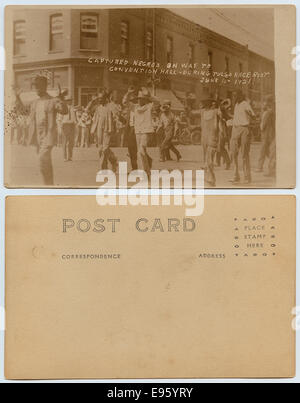 Cette photographie, prise lors de l'émeute de la course de Tulsa le 1er juin 1921, montre des Afro-Américains transportés dans une salle de convention. L'image capture un moment tendu d'un événement tragique et violent de l'histoire américaine. Banque D'Images