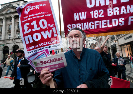 90 000 personnes rejoignent la Grande-Bretagne & Anti-Austerity général du TUC a besoin d'une augmentation de salaire de mars et rassemblement à Londres 18 Oct 2014 Banque D'Images