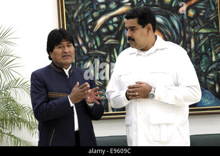 (141020) -- LA HAVANE, 20 octobre 2014 (Xinhua) -- le président bolivien Evo Morales des conversations avec son homologue vénézuélien Nicolas Maduro(R)pendant le Sommet extraordinaire de l'Alliance bolivarienne pour les peuples de notre Amérique (ALBA), à La Havane, Cuba, le 20 octobre 2014. Le sommet prévue pour lundi a été organisé à la demande par le Directeur général de l'Organisation mondiale de la Santé (OMS), Margaret Chan, et le Secrétaire général des Nations Unies, Ban Ki-moon, dans le cadre d'une lutte mondiale contre l'épidémie. L'ALBA, qui a été fondée en 2004, regroupe le Venezuela, Cuba, le Nicaragua, la Dominique, Antigua-et-Barbuda, Saint Luc Banque D'Images