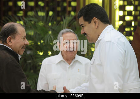 (141020) -- LA HAVANE, 20 octobre 2014 (Xinhua) -- le président vénézuélien Nicolas Maduro(R), serre la main avec le président nicaraguayen Daniel Ortega(L) au cours du Sommet extraordinaire de l'Alliance bolivarienne pour les peuples de notre Amérique (ALBA), à La Havane, Cuba, le 20 octobre 2014. Le sommet prévue pour lundi a été organisé à la demande par le Directeur général de l'Organisation mondiale de la Santé (OMS), Margaret Chan, et le Secrétaire général des Nations Unies, Ban Ki-moon, dans le cadre d'une lutte mondiale contre l'épidémie. L'ALBA, qui a été fondée en 2004, regroupe le Venezuela, Cuba, le Nicaragua, la Dominique, Antigua-et-Barbuda, Banque D'Images