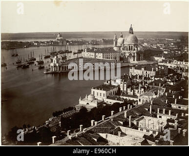 Photographie panoramique prise depuis le Campanile di San Marco à Venise, Italie. L'image capture l'architecture emblématique de la ville, y compris ses places et ses clochers, offrant une vue imprenable sur Venise. Banque D'Images
