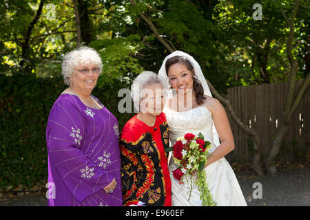 3 trois générations, mariée avec la mère et grand-mère de mariage mariage à Marin Art et Jardin dans le centre de Ross dans le comté de Marin en Californie Banque D'Images