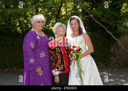 3 trois générations, mariée avec la mère et grand-mère de mariage mariage à Marin Art et Jardin dans le centre de Ross dans le comté de Marin en Californie Banque D'Images