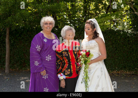 3 trois générations, mariée avec la mère et grand-mère de mariage mariage à Marin Art et Jardin dans le centre de Ross dans le comté de Marin en Californie Banque D'Images