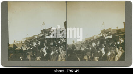 Une photographie stéréoscopique du président Theodore Roosevelt en visite à Frederick, Oklahoma, dans le sud-ouest pendant sa présidence. L'image montre des foules, des drapeaux et des chevaux dans le cadre de sa visite. Banque D'Images