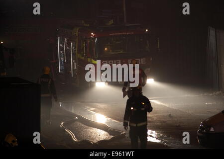 La région de Edmonton, Enfield, Royaume-Uni. 20 Oct, 2014. À environ 21 h 15 le lundi 20 octobre London fire brigade étaient appelés à des rapports d'un incendie dans un entrepôt sur Eley Industrial Estate sur Angel Road. Les locaux de Turnomatic ont été gravement endommagés dans l'incendie qui a détruit une partie de la toiture du bâtiment. Quelque 50 pompiers de l'ensemble de Londres ont été appelés à la scène de casernes de pompiers aussi loin que Whitechapel dans l'Est de Londres. Un London fire brigade communiqué de presse a déclaré qu'il n'y a pas eu de blessés. Turnomatic sont un fabricant de pièces de précision. Credit : Hot Shots/Alamy Liv Banque D'Images