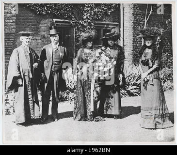 Cette photographie historique montre l'ancien président Theodore Roosevelt en visite à l'université de Cambridge. Il capture Roosevelt s'engageant avec des membres de l'université, y compris sa fille Alice Roosevelt Longworth et d'autres personnalités éminentes de l'époque. Banque D'Images