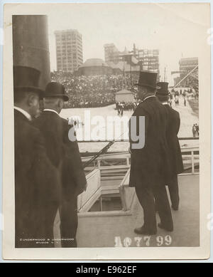 Cette photographie montre le président Theodore Roosevelt à Memphis, Tennessee, avec des foules rassemblées le long du fleuve Mississippi, alors qu'un bateau à vapeur est vu en arrière-plan. Il a probablement été pris pendant son service à la Commission du fleuve Mississippi. Banque D'Images
