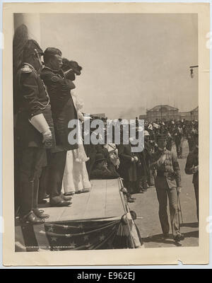 Cette photographie montre le président Theodore Roosevelt à l'exposition de Charleston, qui fait partie de l'exposition inter-États et West Indian de 1901 en Caroline du Sud. Il capture Roosevelt s'engageant avec la foule lors de sa visite. Banque D'Images