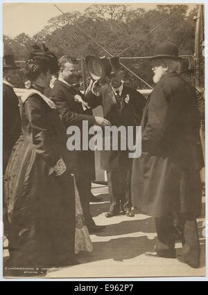 Photographie du président Theodore Roosevelt saluant des dignitaires à bord de l'USS Algonquin, un navire de la marine américaine. L’image capture un moment historique de la présidence de Roosevelt, soulignant son rôle dans les affaires militaires et navales. Banque D'Images