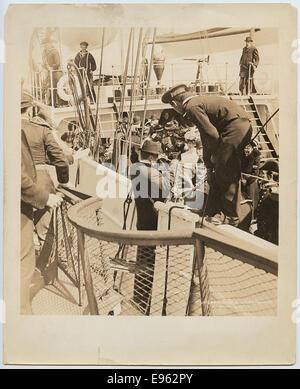 Cette photographie représente le président Theodore Roosevelt au large de Fort Sumter, en Caroline du Sud. L'image capture probablement un moment lié à des opérations navales ou militaires impliquant Roosevelt pendant sa présidence. Banque D'Images
