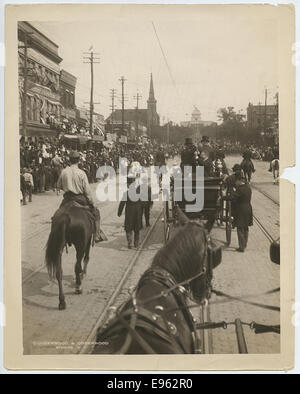 Le président Theodore Roosevelt est vu sur l'avenue Dexter à Montgomery, en Alabama, participant à une procession publique. L'image capture le président dans une calèche avec des chevaux, entouré d'une atmosphère de défilé. Banque D'Images
