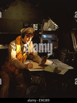 Cette image montre un Boeing B-17 Flying Fortress, un avion clé utilisé par les États-Unis pendant la IIe Guerre mondiale la photographie montre la conception robuste du bombardier et son équipage de navigateurs, soulignant son rôle dans l'aviation militaire. Banque D'Images