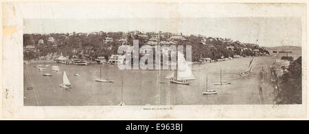 Cette photographie en noir et blanc capture une vue de Mosman Bay depuis Cremorne à Sydney, en Australie, mettant en valeur la zone portuaire pittoresque avec des bateaux amarrés le long du rivage. Banque D'Images