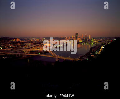 Crépuscule vue de Pittsburgh skyline et le confluent de trois rivières de West End Park Banque D'Images