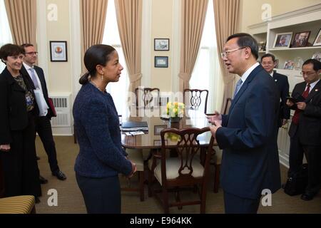 Washington, DC, USA. 21 Oct, 2014. Le Conseiller d'Etat chinois Yang Jiechi (R) rencontre avec le président américain Barack Obama, le Conseiller pour la sécurité nationale, Susan Rice à Washington, DC, États-Unis, 20 octobre 2014. © Xinhua/Alamy Live News Banque D'Images