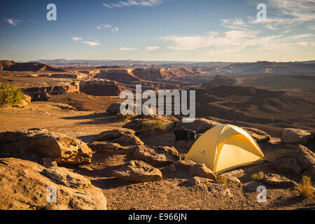 Camp le long de la Rim Trail blanc, le Parc National de Canyonlands, Moab, Utah. Banque D'Images