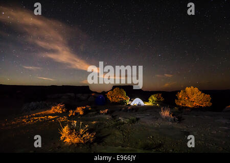 Camp le long de la Rim Trail blanc, le Parc National de Canyonlands, Moab, Utah. Banque D'Images