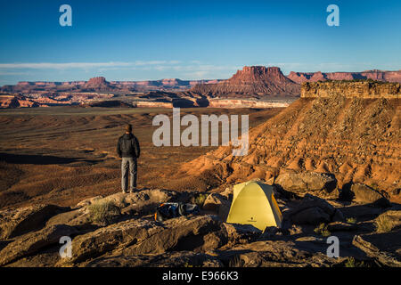 Camp le long de la Rim Trail blanc, le Parc National de Canyonlands, Moab, Utah. Banque D'Images