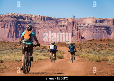 Les vététistes sur la jante blanche, sentier du Parc National de Canyonlands, Moab, Utah. Banque D'Images