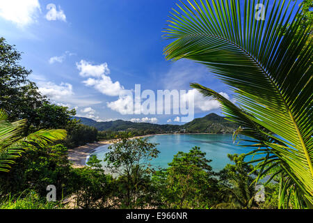 Superbe plage de Laem Sing à matin pris de high point, Phuket, Thailand Banque D'Images