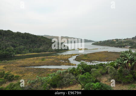 Vue sur la rivière au Morgan Bay, Eastern Cape, Afrique du Sud Banque D'Images