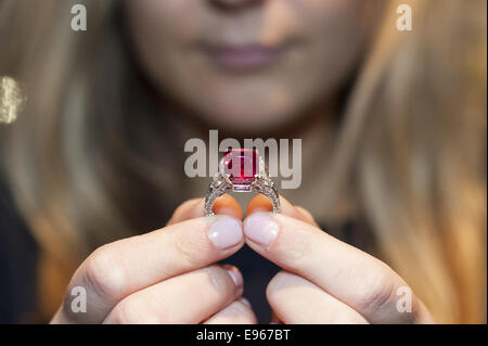 London, Londres, Royaume-Uni. 20 Oct, 2014. Appuyez sur appel d'un ensemble de bijoux exceptionnels et les gemmes de la Collection de Dimitri Mavrommatis. Ces bijoux seront mis en vente chez Sotheby's à Genève vente de magnifiques Bijoux et Bijoux Noble le 12 novembre. Sur la photo : Le Graff 'Ruby''un exemple exceptionnel de rubis de Mogok.sans doute la plus rare de toutes les pierres précieuses © Lee Thomas/ZUMA/Alamy Fil Live News Banque D'Images