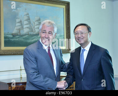 Washington, USA. 20 Oct, 2014. Le Conseiller d'Etat chinois Yang Jiechi (R), serre la main du secrétaire américain à la défense Chuck Hagel à Washington, DC, la capitale des États-Unis, Octobre 20, 2014. Credit : Bao Dandan/Xinhua/Alamy Live News Banque D'Images