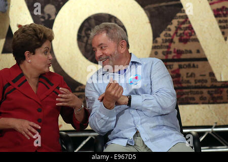 Sao Paulo, Brésil. 20 Oct, 2014. Le Président du Brésil, et candidate présidentielle pour le Parti des travailleurs, Dilma Rousseff (L), et l'ancien Président du Brésil, Luiz Inacio Lula da Silva, parler pendant une campagne électorale, à Sao Paulo, Brésil, le 20 octobre 2014. L'élection présidentielle au Brésil sera défini sur un deuxième tour, le 26 octobre. Credit : Rahel Patrasso/Xinhua/Alamy Live News Banque D'Images