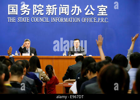 Beijing, Chine. 21 Oct, 2014. Sheng Laiyun (R), porte-parole du Bureau national des statistiques (NBS), assiste à une conférence de presse à Beijing, capitale de la Chine, le 21 octobre 2014. Le produit intérieur brut de 7,3 pour cent l'expansion il y a un an au troisième trimestre, comparativement à 7,5  % au deuxième trimestre et 7,4  % au premier trimestre de cette année, la Banque nationale de Serbie données ont révélé mardi. © Shen Bohan/Xinhua/Alamy Live News Banque D'Images