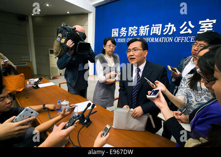 Beijing, Chine. 21 Oct, 2014. Sheng Laiyun, porte-parole du Bureau national des statistiques (NBS), parle aux médias après une conférence de presse à Beijing, capitale de la Chine, le 21 octobre 2014. Le produit intérieur brut de 7,3 pour cent l'expansion il y a un an au troisième trimestre, comparativement à 7,5  % au deuxième trimestre et 7,4  % au premier trimestre de cette année, la Banque nationale de Serbie données ont révélé mardi. © Shen Bohan/Xinhua/Alamy Live News Banque D'Images