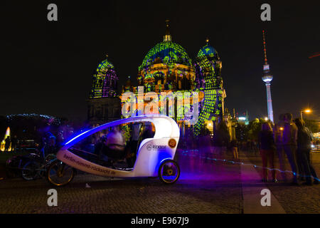 BERLIN, ALLEMAGNE - 10 octobre 2014 : Berliner Dom dans l'éclairage de nuit. Le Festival annuel des Lumières 2014 Banque D'Images