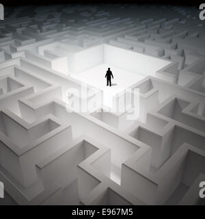 Petit homme à l'intérieur d'un labyrinthe sans fin Banque D'Images