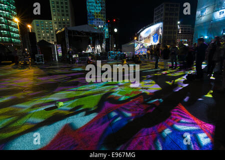 BERLIN, ALLEMAGNE - 10 octobre 2014 : la Potsdamer Platz à l'éclairage de nuit. Le Festival annuel des Lumières 2014 Banque D'Images