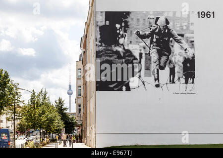 Photo emblématique de soldat sautant au dessus des barbelés sur mur sur Bernauer Strasse, Mémorial du Mur de Berlin Mitte, Parc Banque D'Images