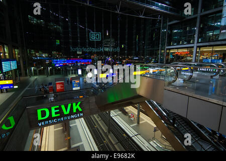 BERLIN, ALLEMAGNE - 10 octobre 2014 : la gare centrale de Berlin (Hauptbahnhof) dans la soirée Banque D'Images