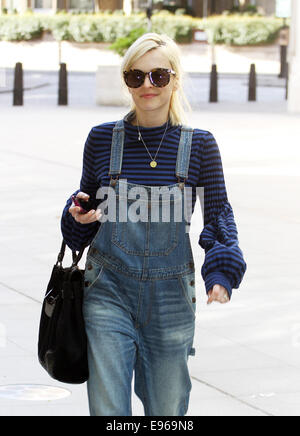 Fearne Cotton rocks une paire de salopettes en denim le Vendredi Saint lors de son arrivée à la BBC studio dans le centre de Londres. Comprend : Fearne Cotton Où : London, Royaume-Uni Quand : 18 Avr 2014 Banque D'Images