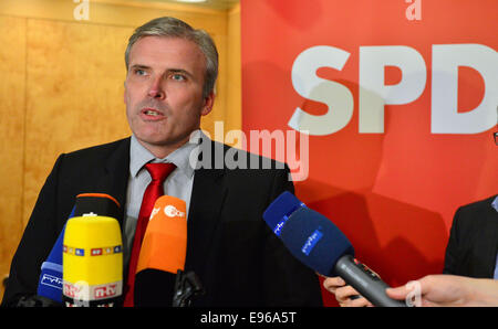 Erfurt, Allemagne. 20 Oct, 2014. Après la réunion des directeurs des sociaux-démocrates de Thuringe, le SPD de Thuringe désignés-président, le chef d'Erfurt maire Andreas Bausewein, a annoncé les résultats du vote à Erfurt, Allemagne, 20 octobre 2014. L'extension de la gestion de l'état conseil a voté à l'unanimité pour une coalition entre le parti social-démocrate, de gauche, et les partis verts. Le SPD de Thuringe le leadership ont posé les jalons d'un chiffre d'affaires du gouvernement avec la première à gauche le premier ministre de Thuringe. Photo : Martin Schutt/dpa/Alamy Live News Banque D'Images