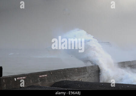 Newhaven, East Sussex, UK. 21 octobre 2014. Ferry arrive à Newhaven West Arm comme vestiges de l'Ouragan Gonzalo Malaxe jusqu'au large de la côte sud. David Burr/Alamy Live News Banque D'Images