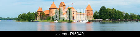 Ancien château médiéval, sur le lac Galve à Trakai Banque D'Images