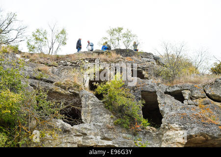 BAKHCHYSARAI, RUSSIE - 1 octobre 2014 : les touristes en ruines ville médiévale Chufut-Kale. En 15e 100 Hadji-Girei Khan de Crimée première Banque D'Images