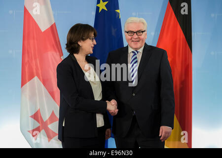 Berlin, Allemagne. 21 Oct, 2014. Le ministre allemand des affaires étrangères Steinmeier, Ministre géorgien des affaires étrangères rencontre Maia Panjikidze pour parler sur les relations de la Géorgie avec l'Allemagne et l'Union européenne est le centre de l'entretien ainsi que la crise de l'Ukraine au Ministère allemand des affaires étrangères le 21 octobre 2014 à Berlin, Allemagne. / Photo : Maia Panjikidze, Ministre géorgien des affaires étrangères, et Frank-Walter STEINMEIER (SPD), Ministre des affaires étrangères allemand. Credit : Reynaldo Chaib Paganelli/Alamy Live News Banque D'Images