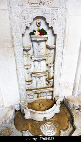 BAKHCHYSARAI, RUSSIE - 1 octobre 2014 : fontaine en marbre de larmes à Sumy Khan's Palace (Hansaray). Le palais fut construit Banque D'Images