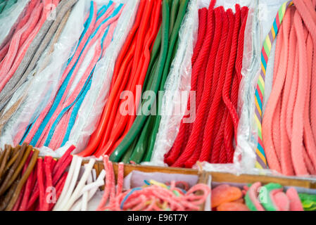 Assortiment de bonbons de différentes saveurs et couleurs Banque D'Images