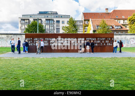 De la fenêtre du Souvenir, Mémorial du Mur de Berlin, Mitte, Berlin. Commémore ceux qui sont morts en tentant d'échapper à l'Est de Berlin Banque D'Images