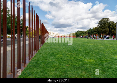 Mémorial du Mur de Berlin Park, Bernauer Strasse, Mitte, Berlin, Allemagne commémorant l'histoire du mur de Berlin. Banque D'Images