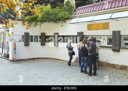 YALTA, RUSSIE - 2 octobre 2014 : les touristes près de billetterie du jardin botanique nikitsky, Crimée. Le jardin a été fondée en 181 Banque D'Images