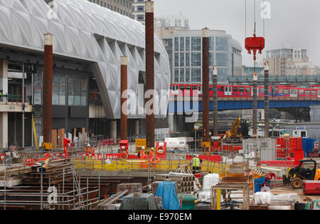 UK, Londres, Canary Wharf, traverse la construction de stations site construit dans le dock de la Canary Wharf estate. Banque D'Images