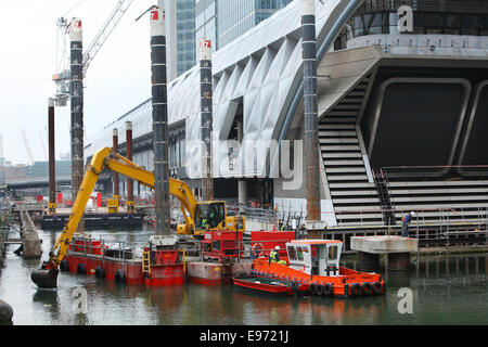 UK, Londres, Canary Wharf, traverse la construction de stations site construit dans le dock de la Canary Wharf estate. Banque D'Images