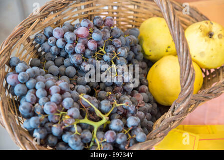 Panier de raisins et pommes pour les manger Banque D'Images
